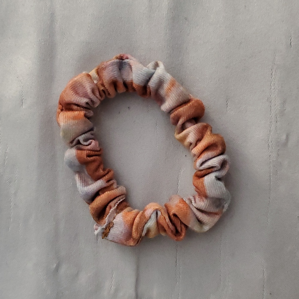 💚FREE- Hair Tie when added to a bundle- New